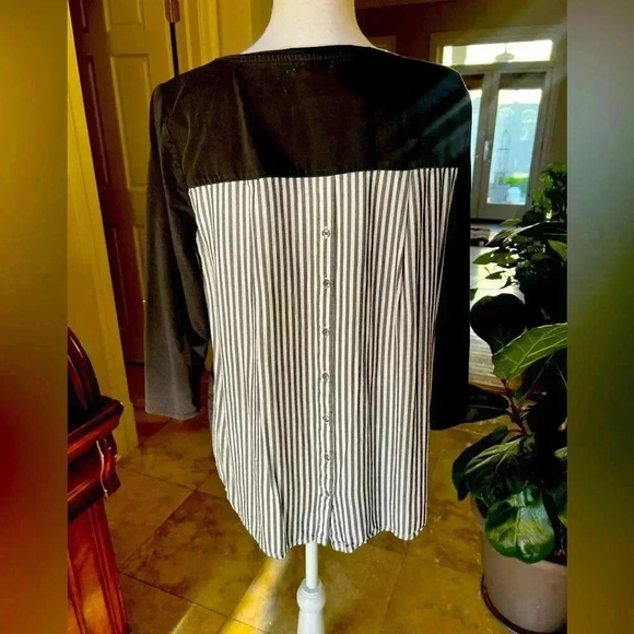 J Jill ladies top Medium. Black. V neck striped back back unbuttons - Picture 4 of 10